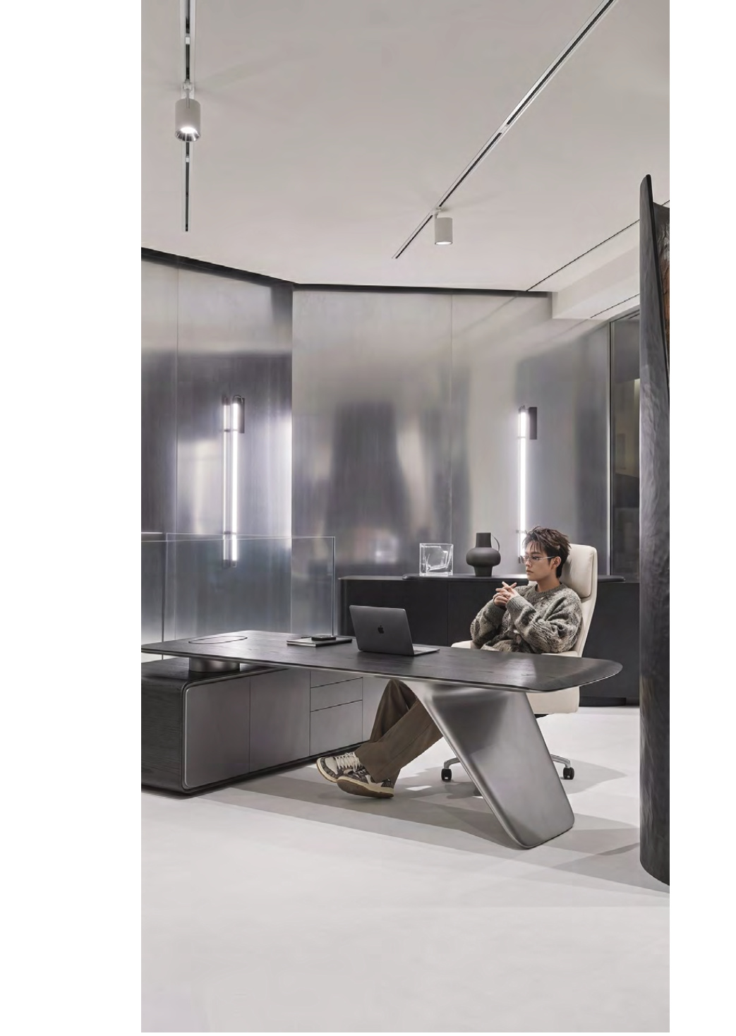 Executive desk scene 2